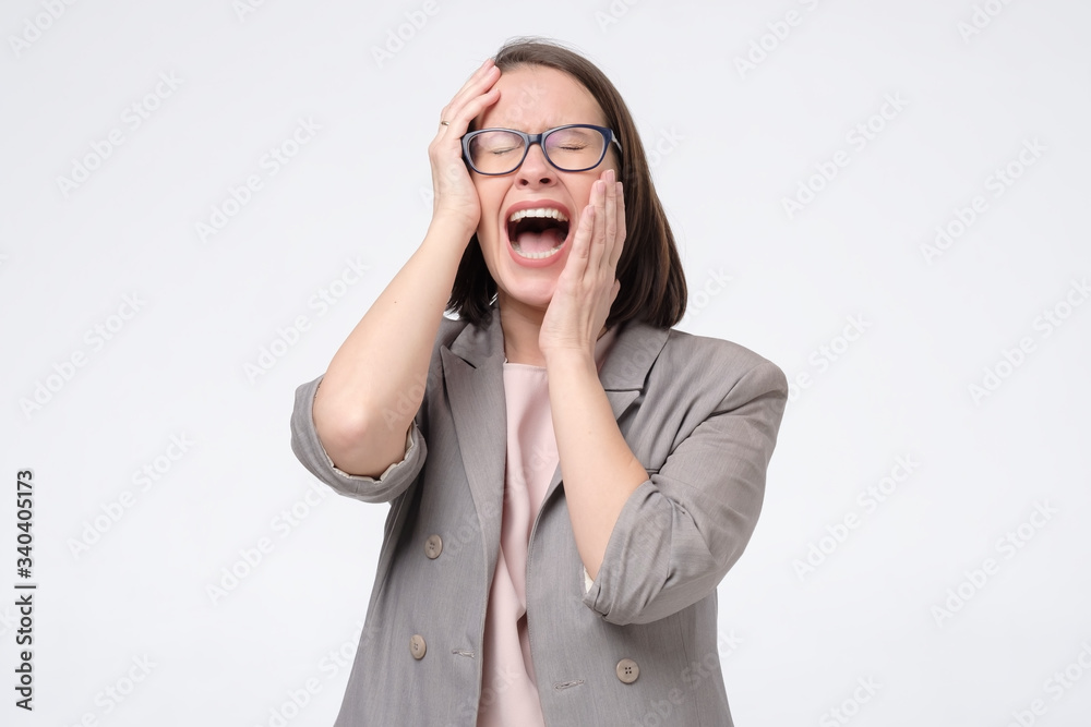 Φωτογραφία Angry mad crazy woman screaming out having a panic attack.
