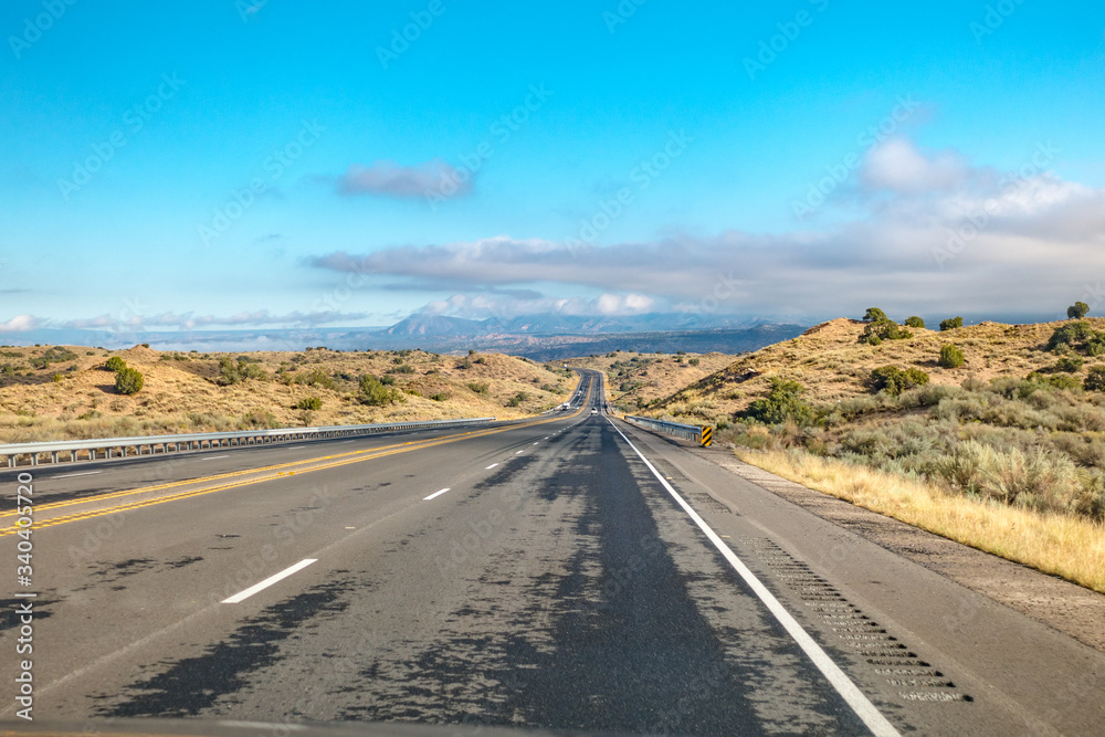 Roadtrip durch die usa. Ewige straßen. Wüsten. Betonflecken