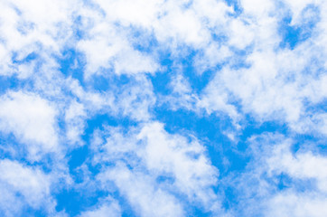 błękitne niebo i białe chmury 6