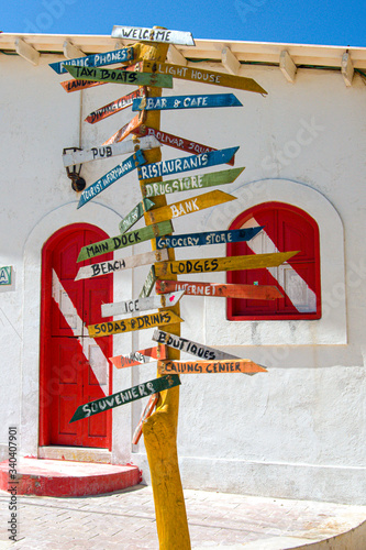 Señalización en calles de los roques