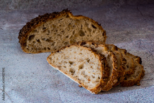 Hogaza de pan de pipas rebanado