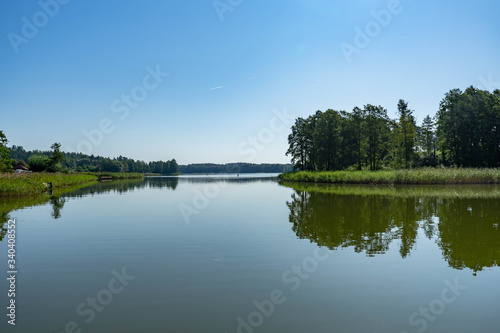 Krajobraz jeziora i drzew © Katarzyna