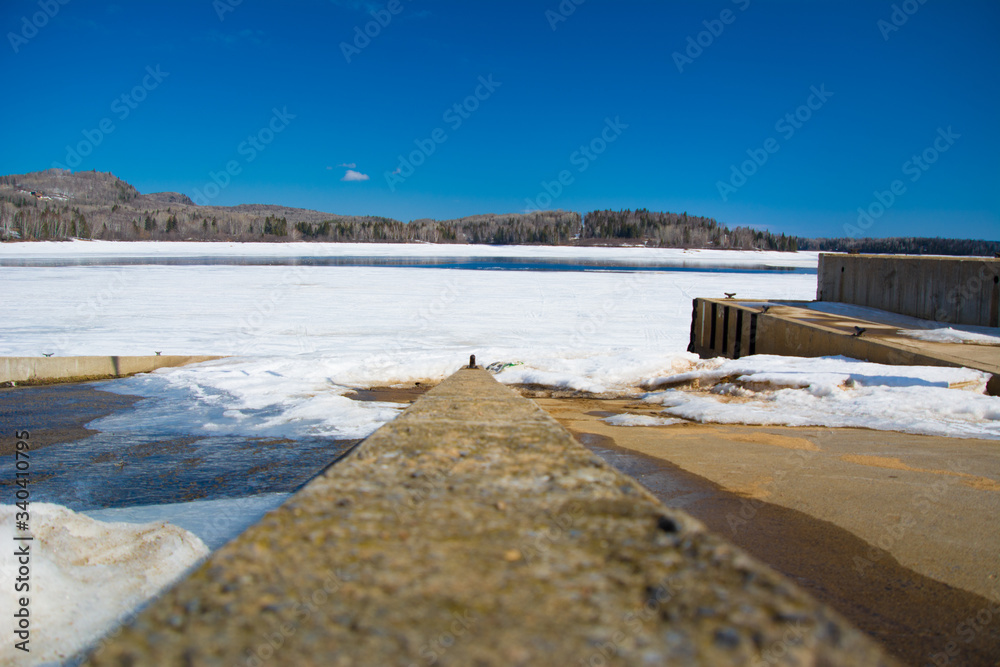Glace qui fond sur un grand lac au Québec, Canada Glace qui fond sur un grand lac au Québec, Canada