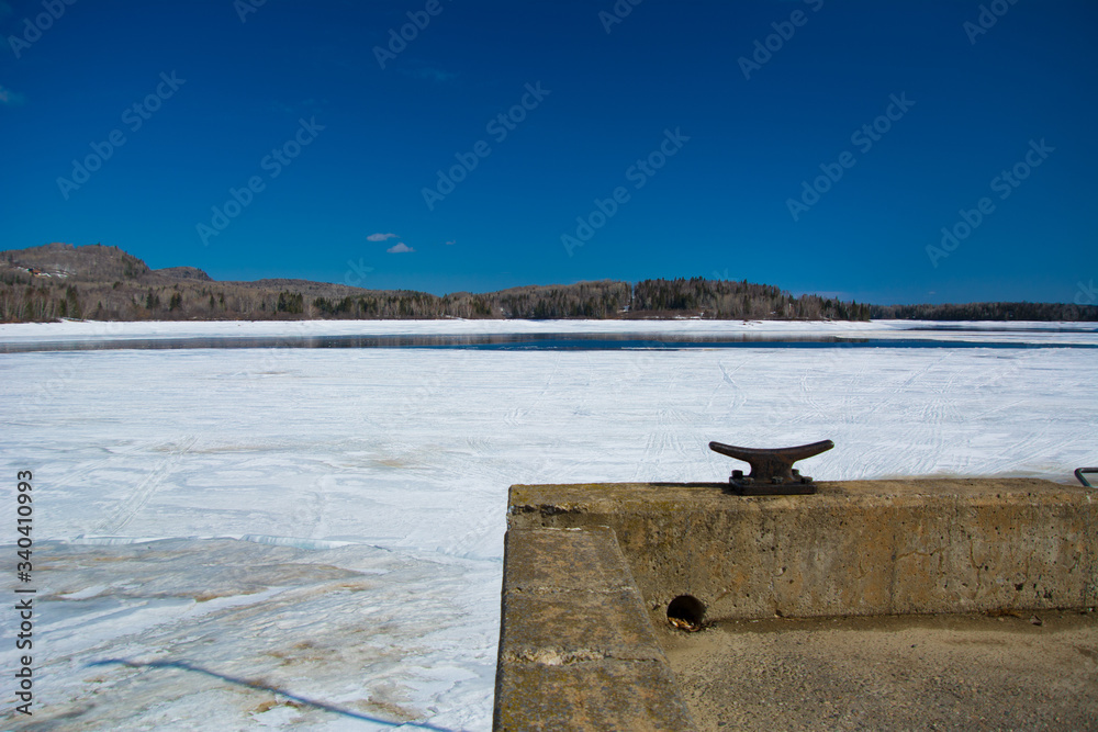 Fototapeta premium Glace qui fond sur un grand lac au Québec, Canada