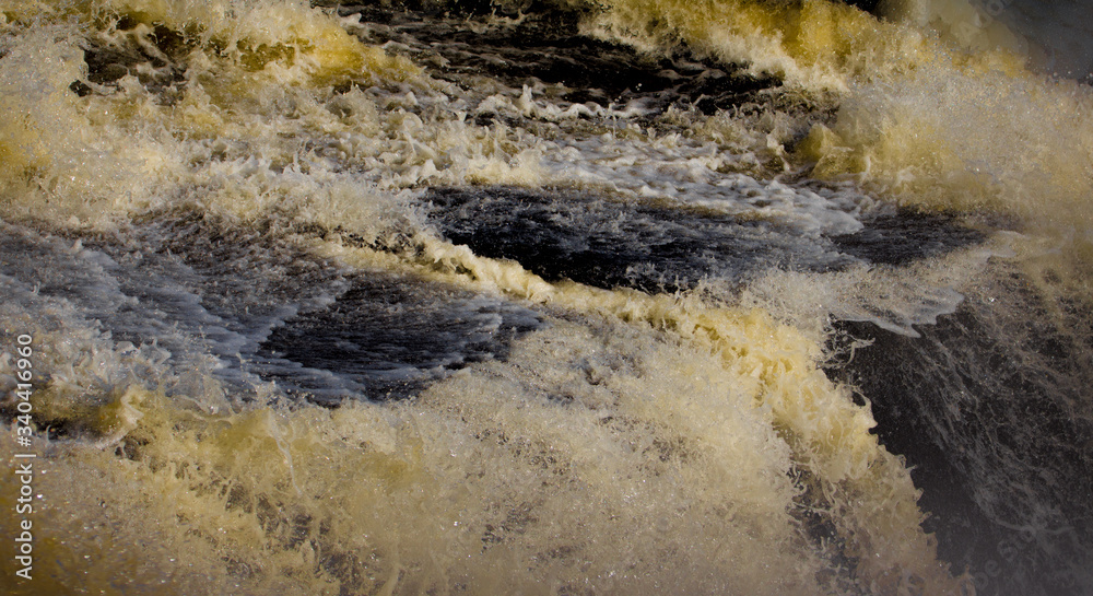 Chute sur une rivière canadienne au Auébec au printemps Chute sur une rivière canadienne au Auébec au printemps