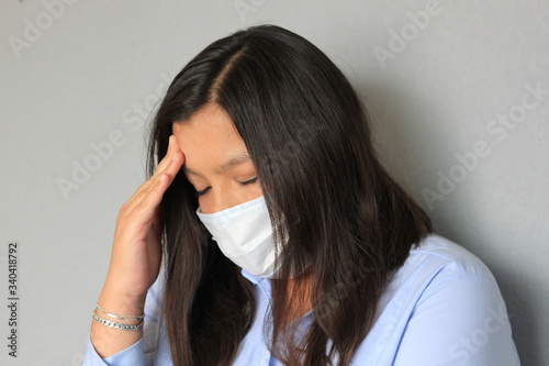 Mujer latina con cubrebocas de protección photo