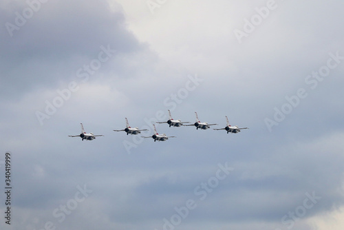 foghter jets flying in formation