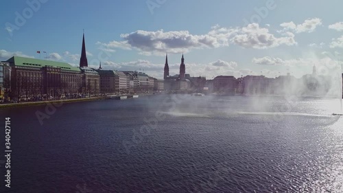 Drohnenvideo der Hamburger Binnenalster mit Alsterfontäne