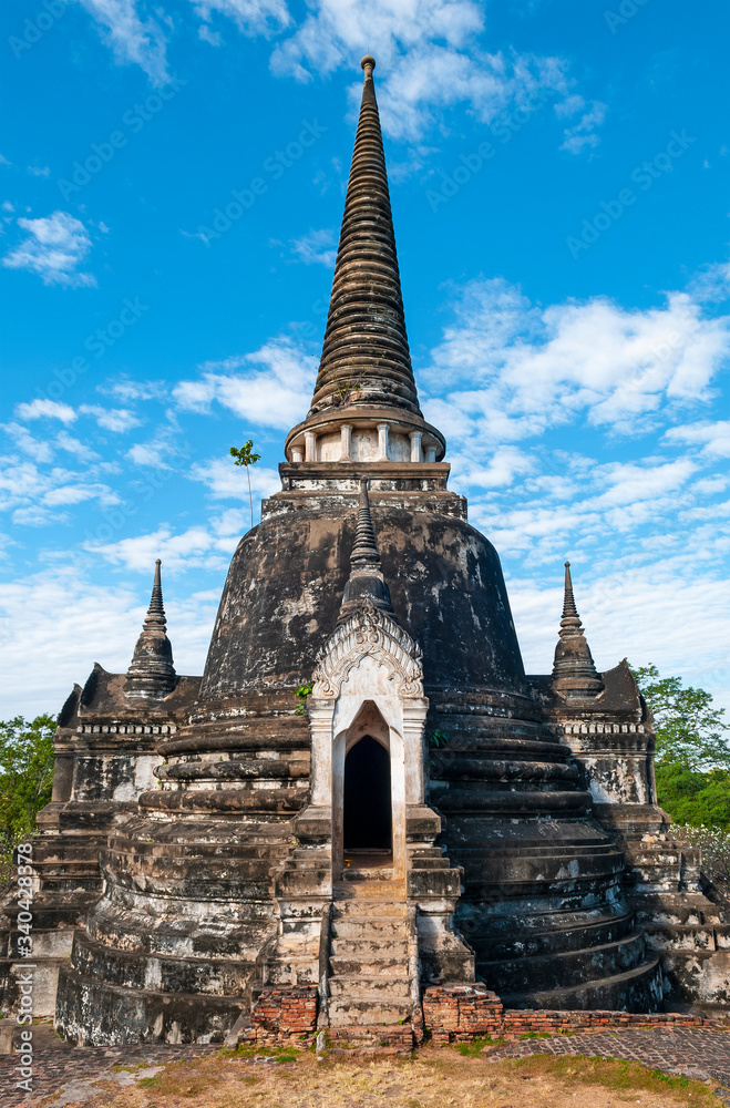 Fototapeta premium Vertical photograph of the buddhist temple Wat Phra Si Sanphet, Ayutthaya, North of Bangkok, Thailand.