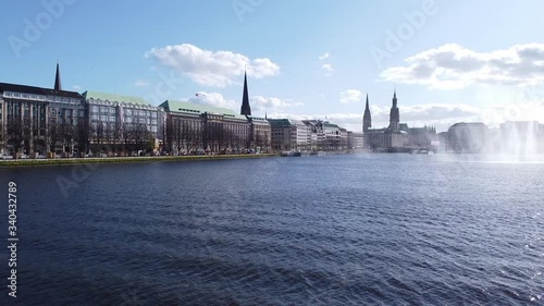 Luftaufnahme der Hamburger Binnenalster mit Alsterfontäne