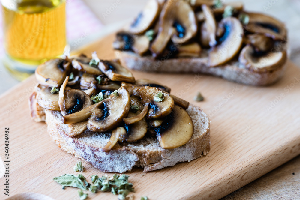 Fototapeta premium Bruschetta aux champignons de paris et origan
