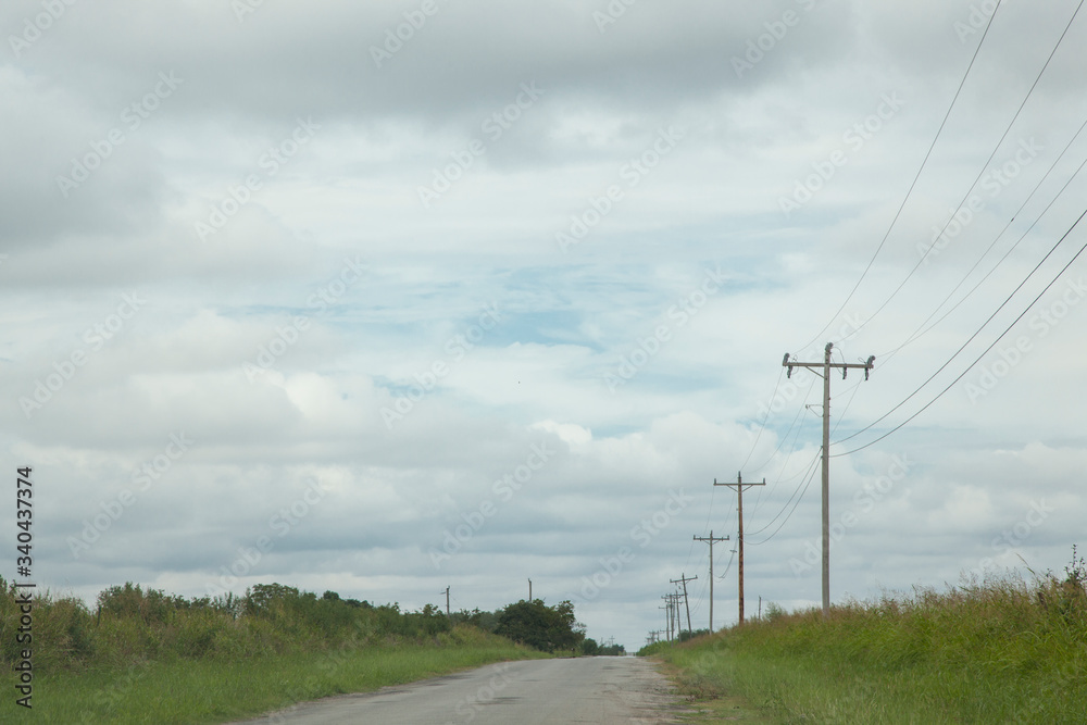 paisaje de carretera con postes de la luz paisaje de carretera con postes de la luz