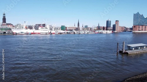 Hamburger Skyline hinter der Elbe 