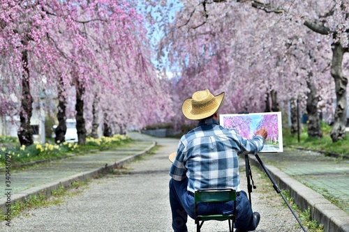 桜並木・絵を描く男性