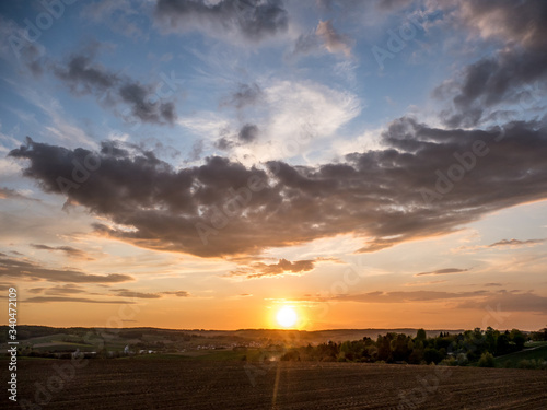 Sonnenuntergang und Wolkenhimmel