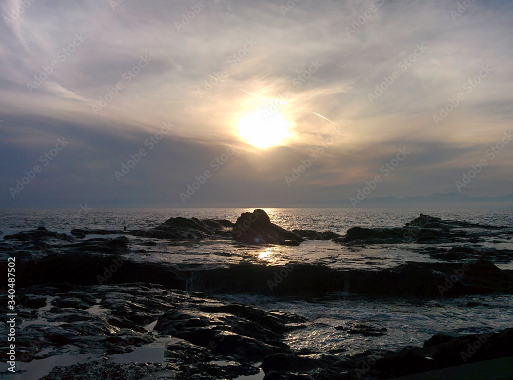 Fototapeta premium sunset over the sea in enoshima Japan 