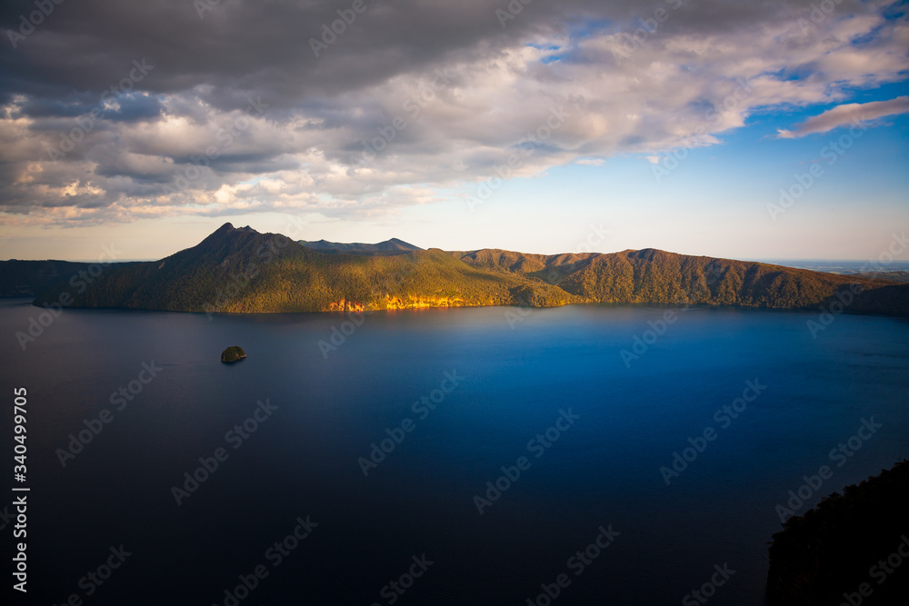 雲の切れ間から夕日が差し込む10月の摩周湖