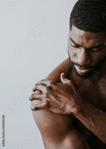 Εκτύπωση καμβά Man holding his shoulder