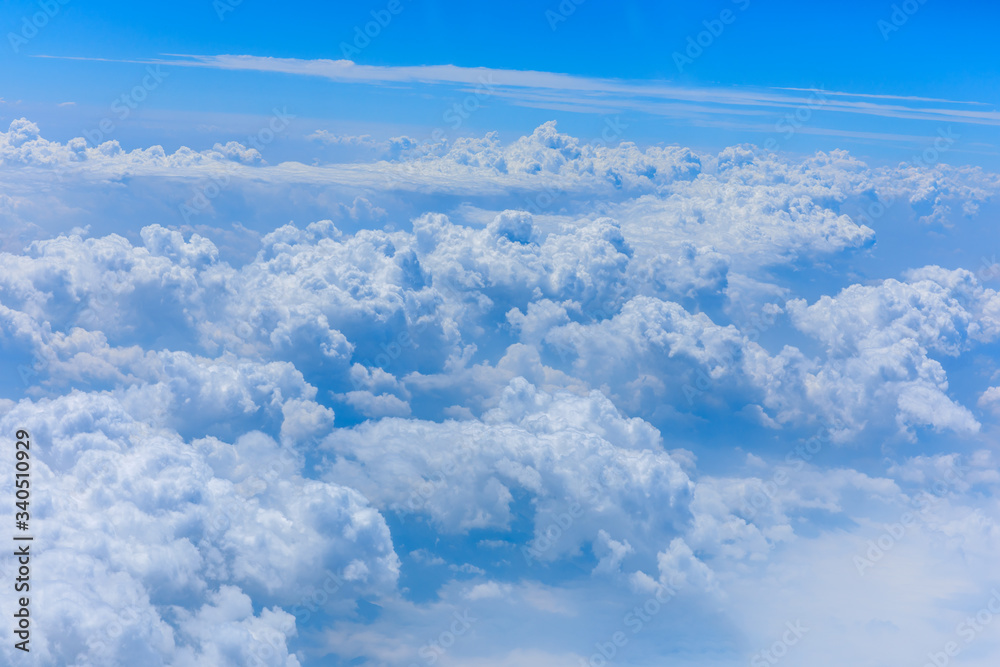 Naklejka premium Skyline View above the Clouds from airplane,sky cloud landscape.