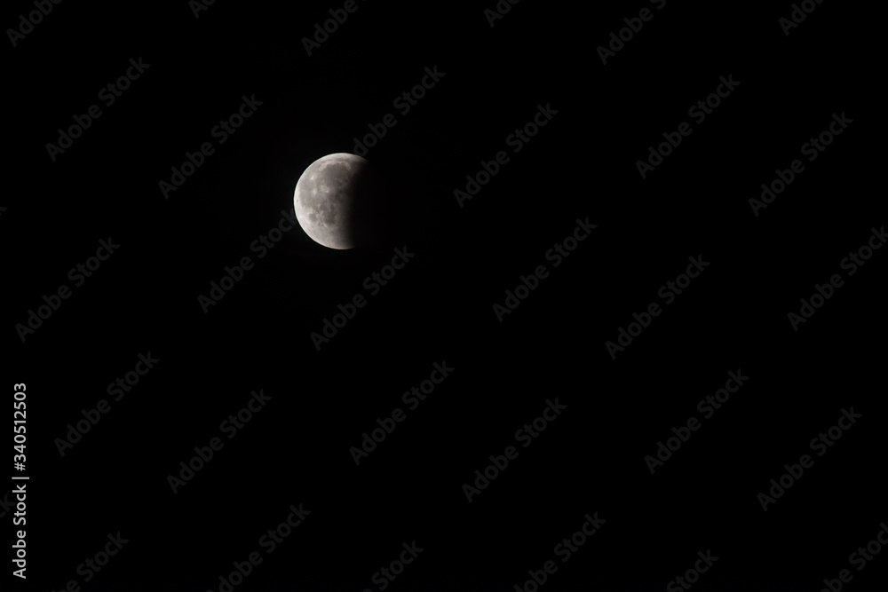 dreiviertel mond bei einer mondfinsternis dreiviertel mond bei einer mondfinsternis
