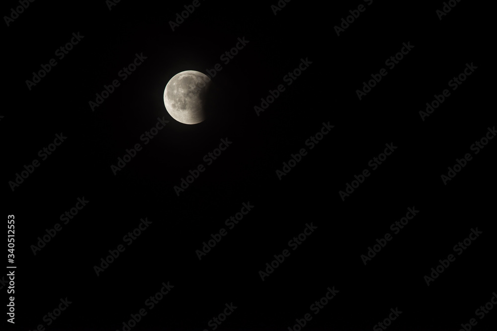 teils verdeckter mond bei einer mondfinsternis teils verdeckter mond bei einer mondfinsternis