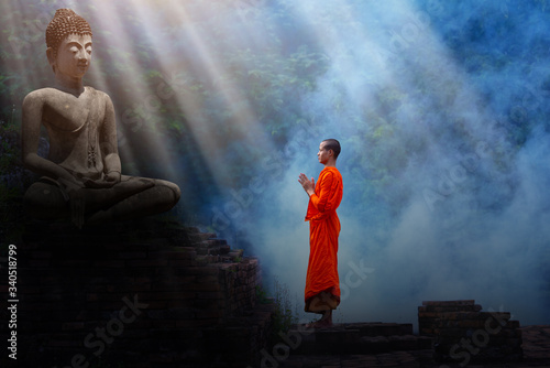Εκτύπωση καμβά The monks stand to pay respect to the Buddha image.
