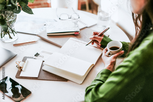 Foto Woman writing in a journal