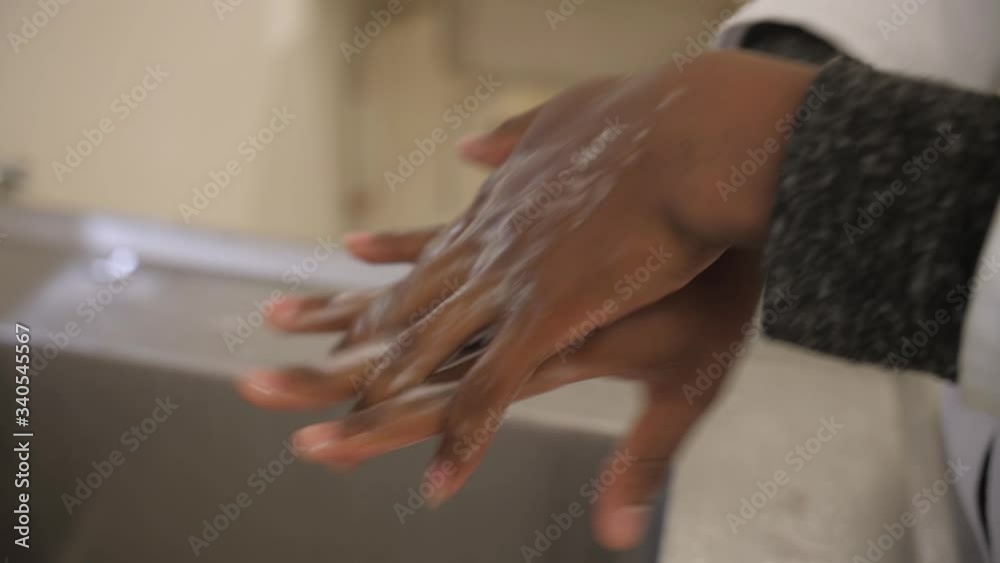 Video „Proper hand washing technique, step 3: Palm to back of hand ...