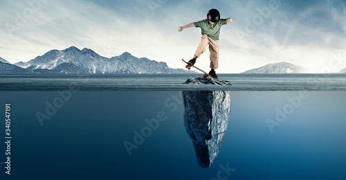 Fotografía sketeboard stunts over an unlikely island