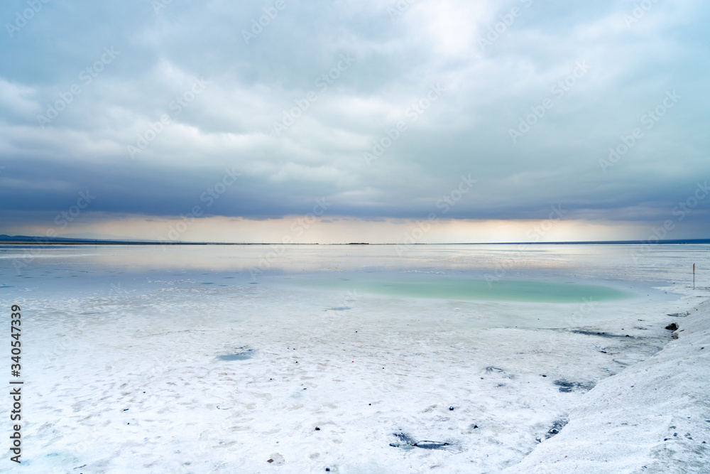 Fototapeta premium Caka Salt Lake in Qinghai, China。Chaka Salt Lake in Qinghai, China. Qinghai's Chaka Salt Lake is full of fantasy scenery
