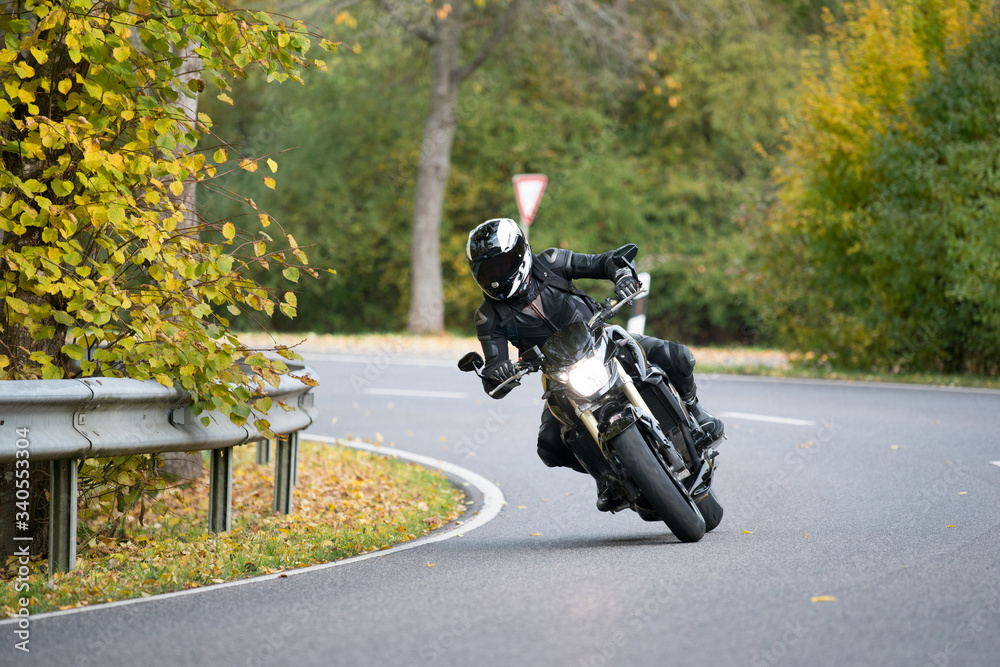 Obraz premium Biker driving through a turn.