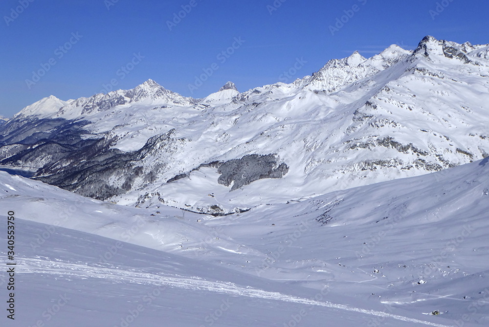 Bivio, Skitour auf den Piz dal Sasc. Blick auf Gipfel der Piz d´Err- Gruppe.