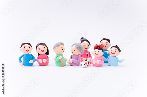 手作り紙粘土人形　老夫婦と家族の集まる様子