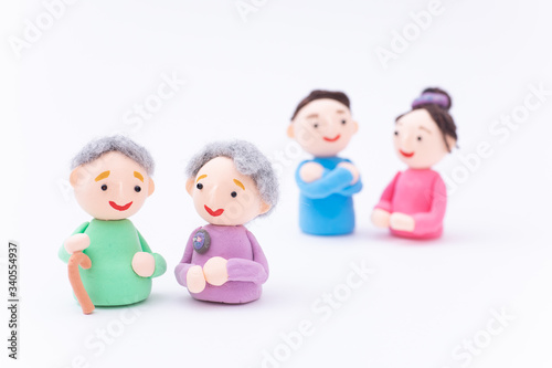 手作り紙粘土人形　老夫婦と若い男女　家族　介護