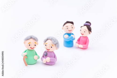 手作り紙粘土人形　老夫婦と若い男女　家族　介護