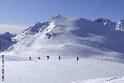 Bivio, Skitour auf den Piz dal Sasc. Blick auf Skitourenläufer mit Skigipfel Motta da Sett.