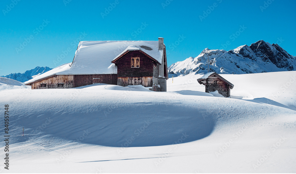 Einsames Haus in den Schweizer Alpen