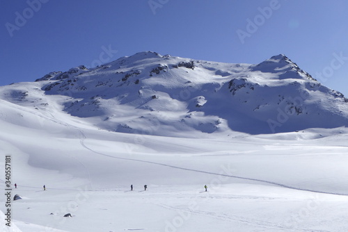 Bivio, Skitour auf den Piz dal Sasc. Blick auf Gipfel Piz dal Sasc mit Skitourengruppe. photo