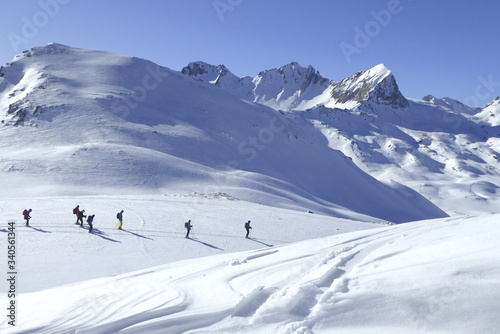 Bivio, Skitour auf den Piz dal Sasc. Skitourengeher vor den Gipfeln Motta da Sett, Piz Mäder, Piz Turba und Piz Forcellina.