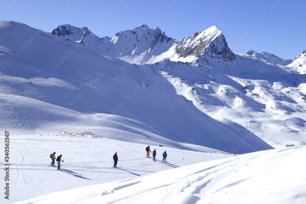 Bivio, Skitour auf den Piz dal Sasc. Skitourengruppe gegen Piz Mäder, Piz Turba und Piz Forcellina.