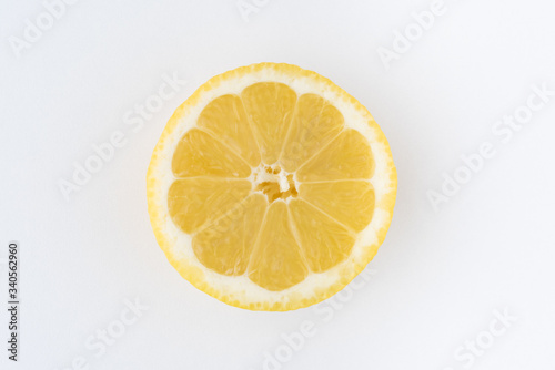 rodajas de limón sobre fondo blanco