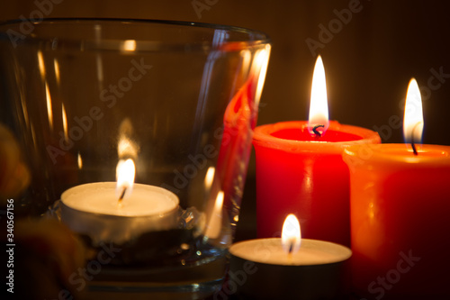 candele rosse con atmosfera romantica