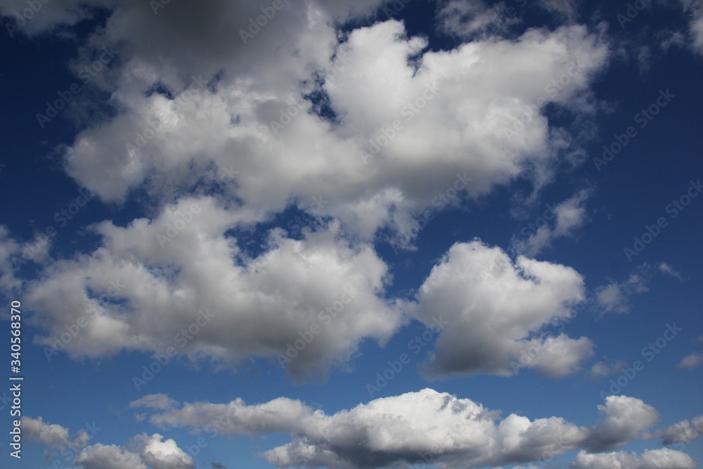 Obraz premium Blue sky background with clouds. Sky with clouds