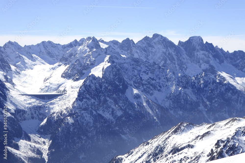 Bivio, Skitour auf den Piz dal Sasc. Blick vom Gipfel auf Albigna- Stausee mit Bergeller Berge.