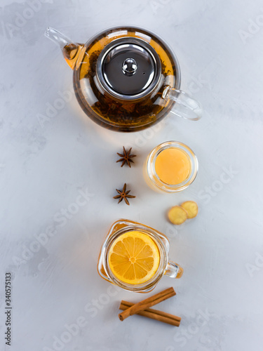 Vitamin useful tea and ingredients for its preparation: honey, ginger root, lemon, cinnamon and star aniser.