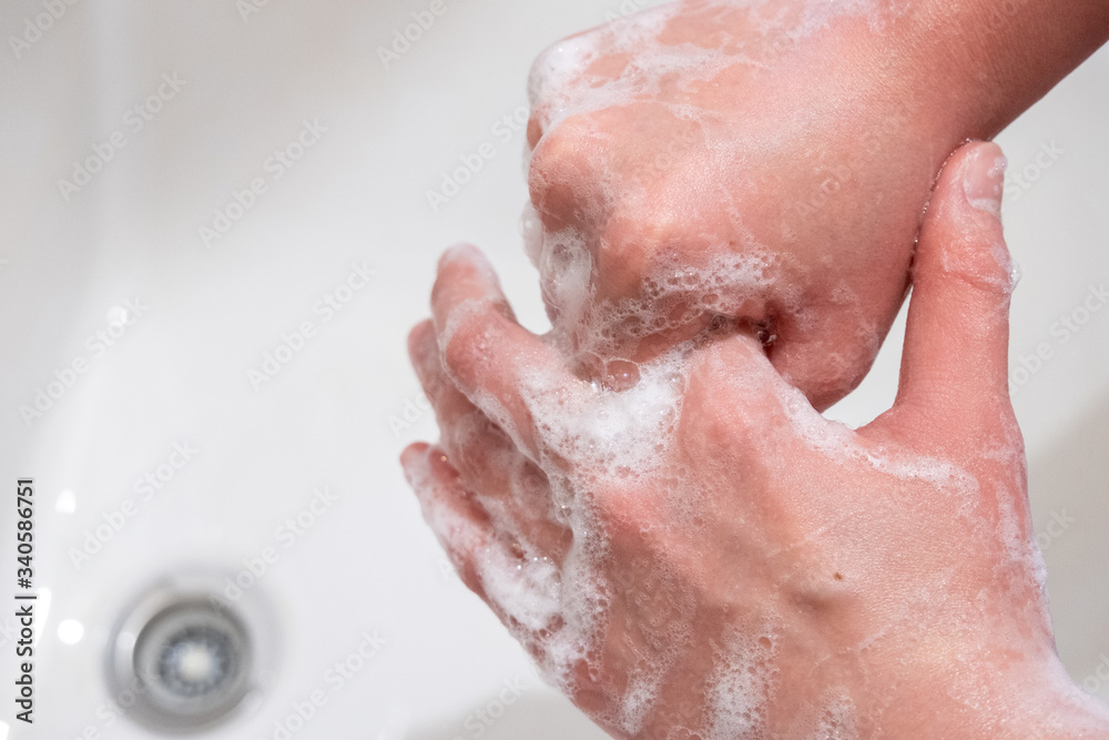 Fototapeta premium 衛生的手洗い 指をねじりながら洗う Hygienic hand wash Wash while twisting fingers