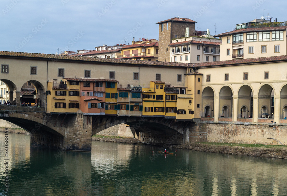 Ponte Vecchio junto al rió Arno y sus remeros.