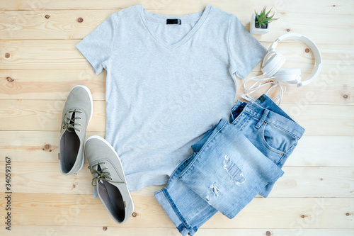 Obraz na plátně Gray female t shirt mock up flat lay on wooden background