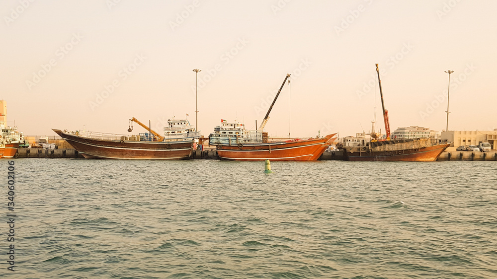 Obraz premium Boats on the harbor at sunset in Dubai