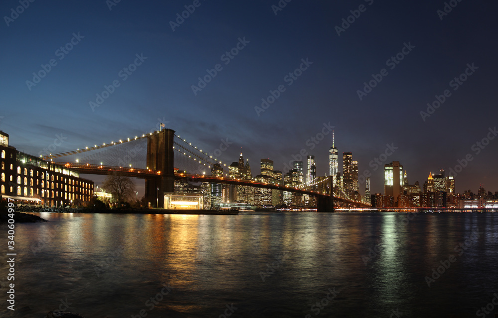 Brooklyn Bridge und Skyline New York City / Manhatten